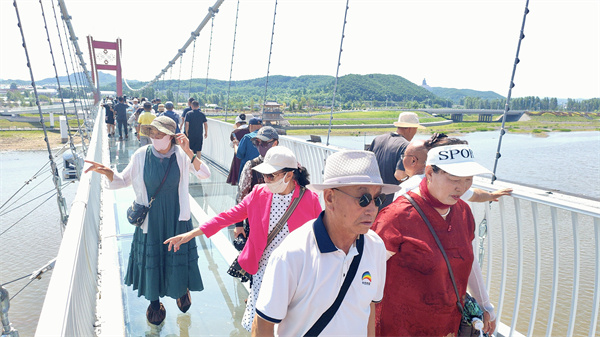 透明“丝带”跨丹江 休闲旅游添亮点
