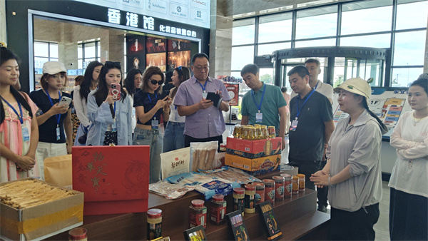 优质主播赋能行动的成员们到珲春采风