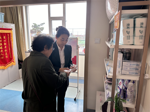 社会福利院老人乐享“收获季”