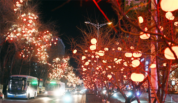 延吉街头彩灯璀璨 新年“氛围感”拉满