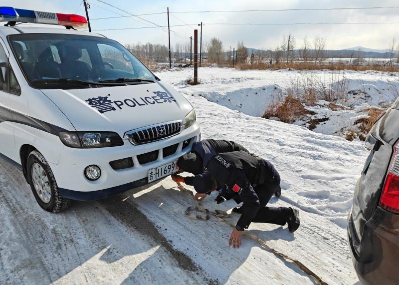 车辆失控撞杆 民警及时援助解困