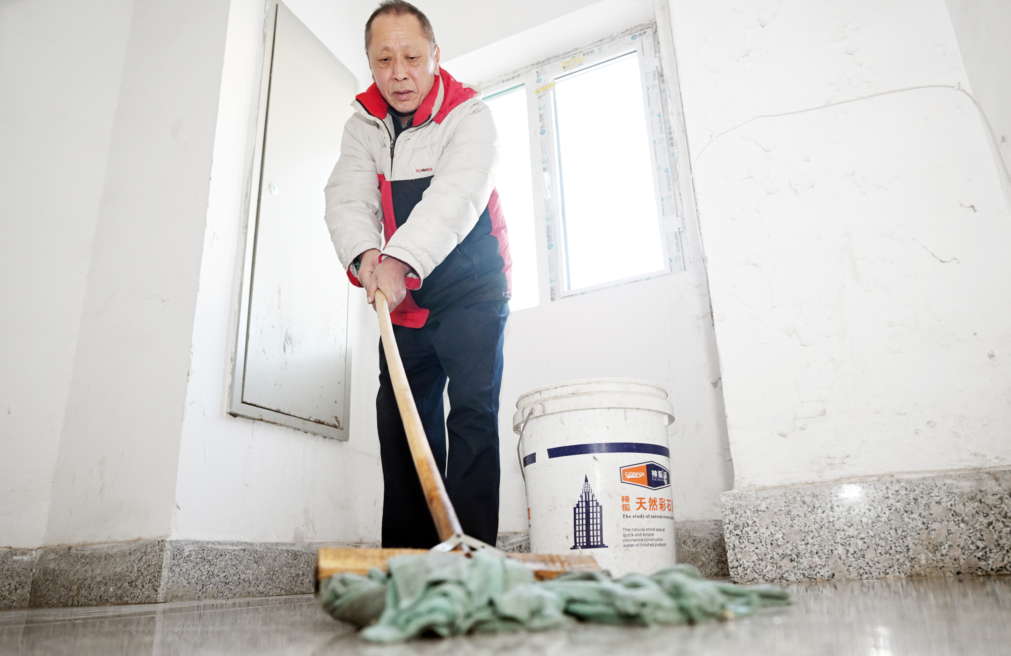 百姓故事——六旬退役老兵义务保洁楼道暖邻里