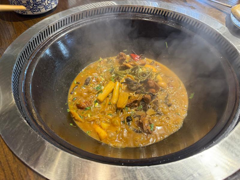 冬日的豪迈盛宴 铁锅炖出地道的东北味儿