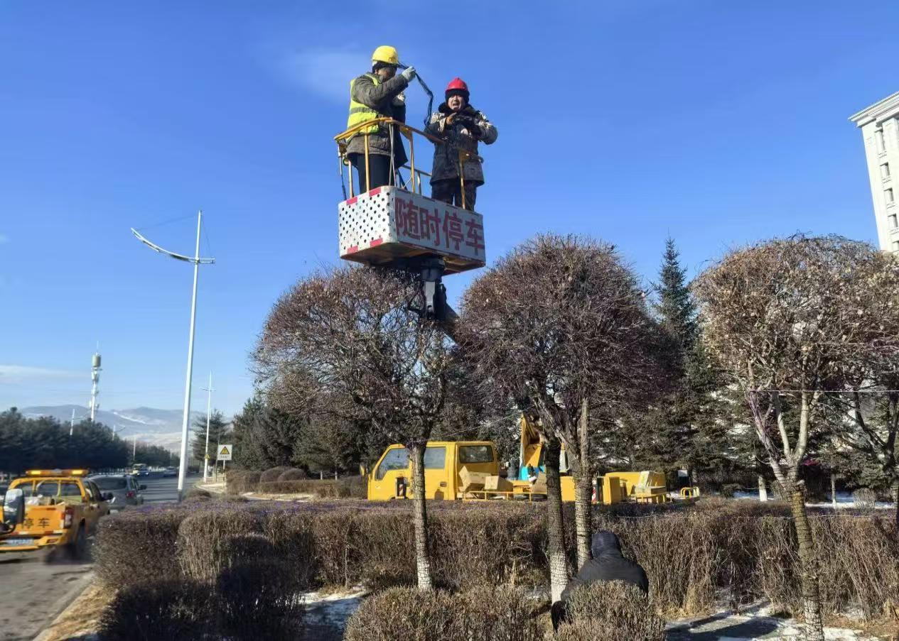 彩灯装点城区 闪亮迎接“双节”