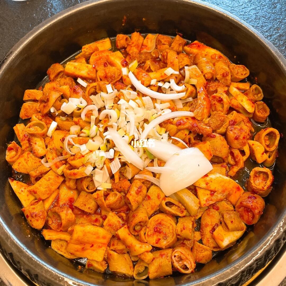 冬日沸腾的烟火气 肥肠火锅里的热辣人生