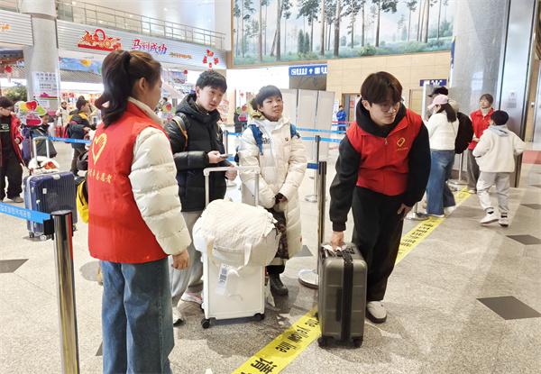 春运路上闪耀“志愿红” 164名青年志愿者温暖归家路
