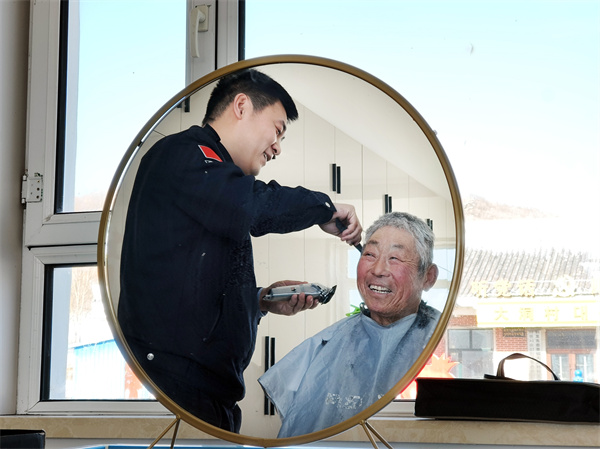 延边边境民警魏昊天：七年义剪守边陲  一把推子暖新春