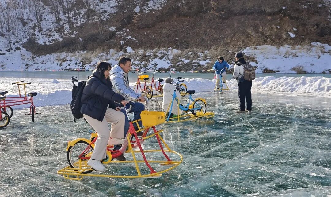 2026新春走基层｜一湖冰雪竞欢腾​——百位网络达人齐聚“雪山飞湖”共享冰雪嘉年华