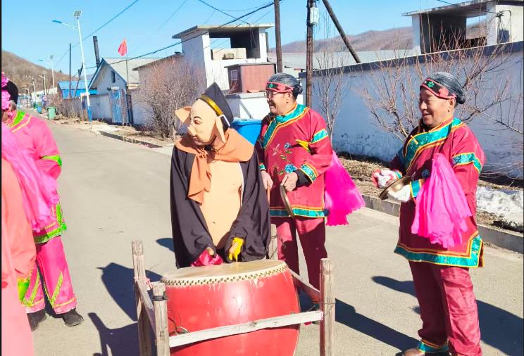 2026新春走基层｜大年初一锣鼓响 冰雪秧歌拜年忙 和龙市崇善镇大洞村“欢歌巡游”舞出浓浓年味