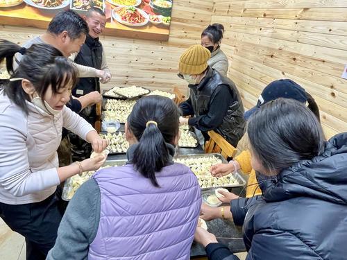 2026新春走基层｜和龙市仙峰老里克景区百名游客与工作人员共度东北年——冰雪奇缘里的年夜饭