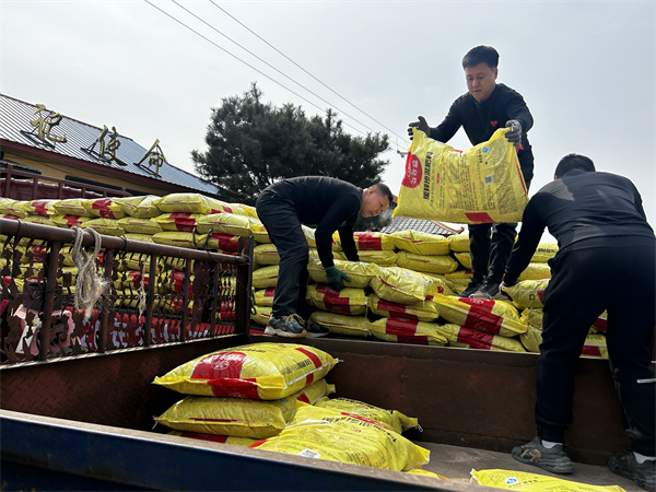 市残联精准助力残疾人备春耕