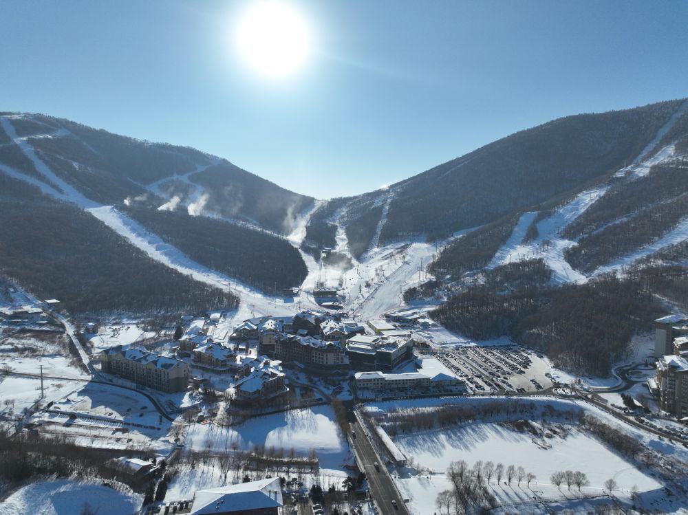 白山黑水间，冰雪经济从“一季火”走向“四季红”