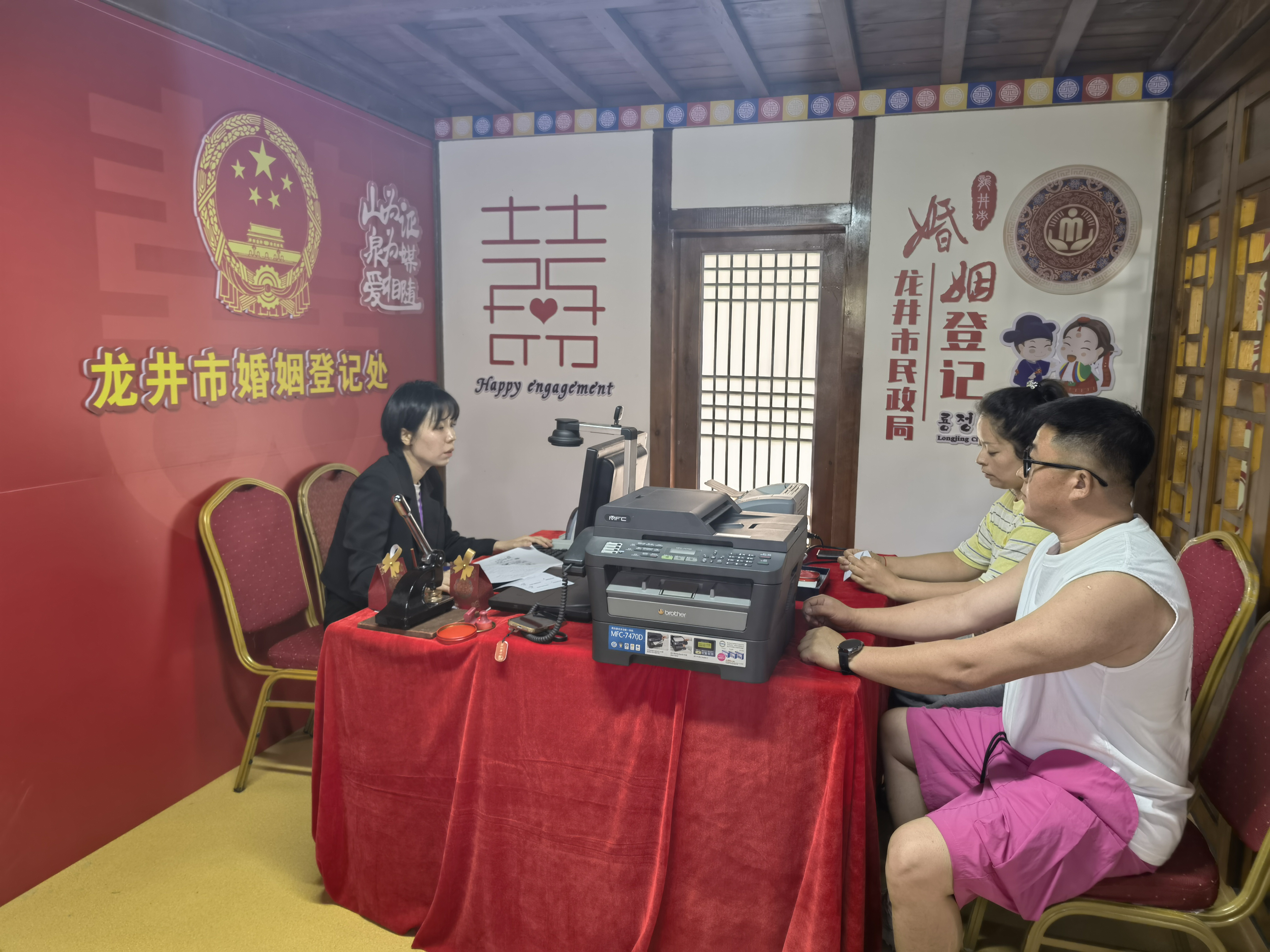 延边州首个婚恋文化改革登记打卡点位启幕仪式举行 龙井琵岩山特色婚姻登记点位启用
