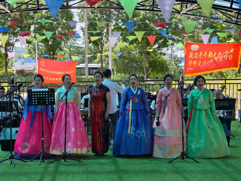 州暨延吉市文艺志愿者开展迎“七一”志愿服务活动 红歌颂党恩 影像记时光 翰墨暖桑榆