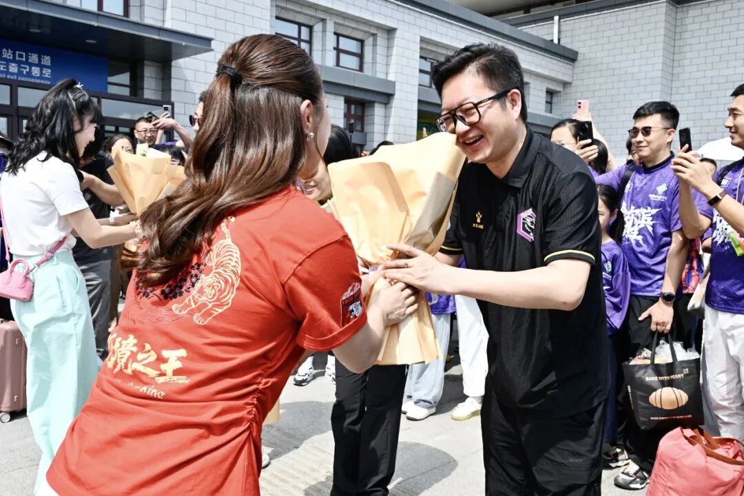 冰城球迷远征延吉受到热情欢迎 