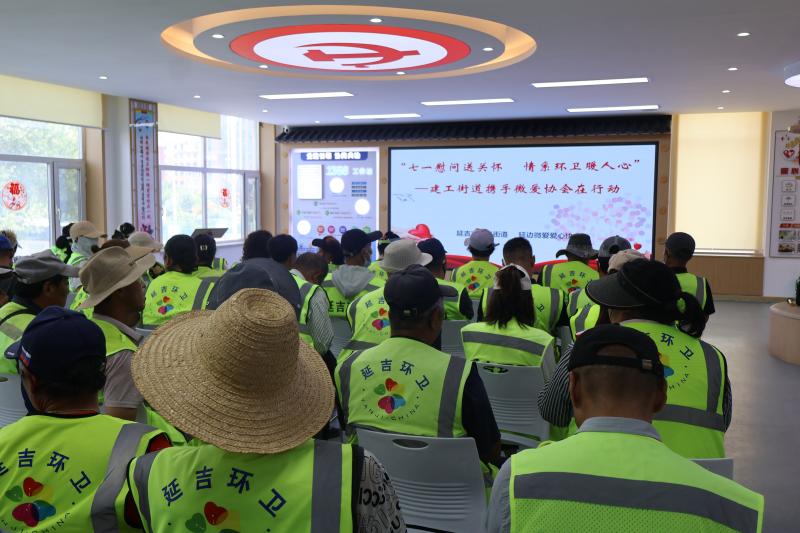 为环卫工人送上暖心大礼包