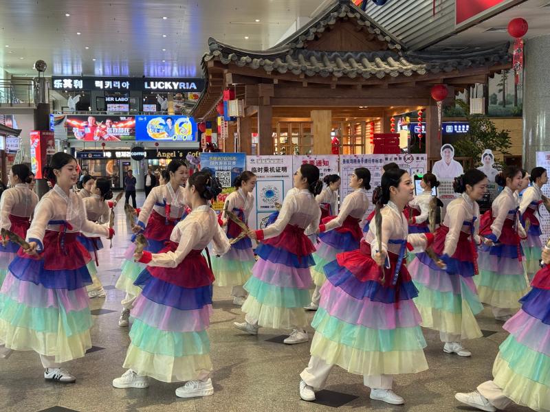 民俗律动邂逅青春活力 特色IP点燃夏日激情—— “延边明太鱼啦啦队”主题快闪活动精彩上演