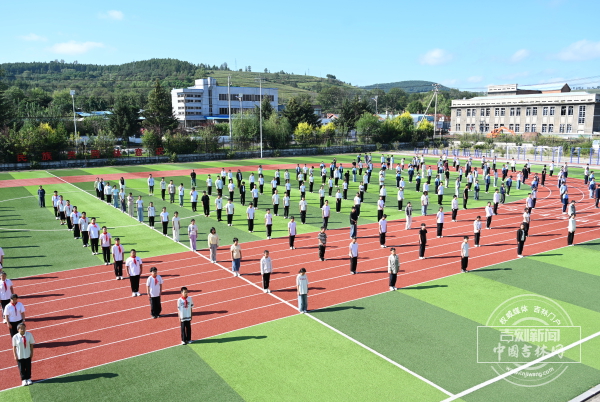 延吉市朝阳川第二中学举行2026年秋季开学典礼暨新生军训开营仪式