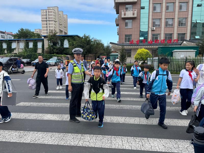 延吉公安护航秋季开学季