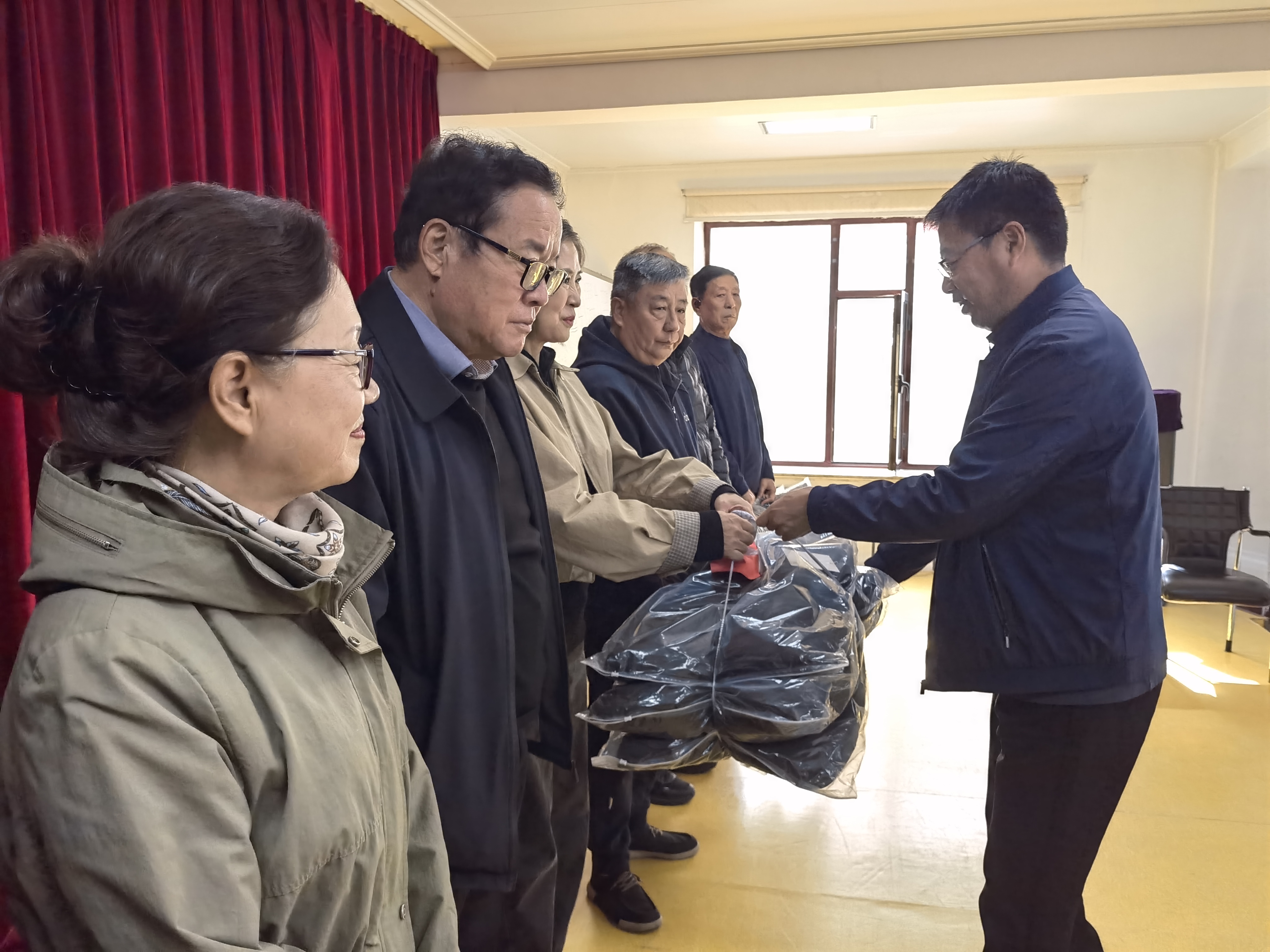 银龄有爱敬桑榆 助学筑梦向未来 延边大学文创空间捐赠80件保暖衣物
