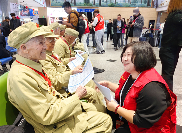 我州11名老兵开启北京、青岛红色之旅